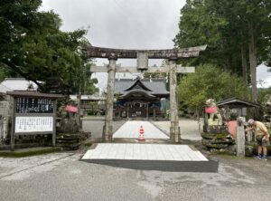 大川上美良布神社の鳥居と拝殿（高知県香美市香北町韮生野）